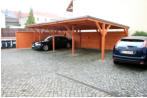 Dreifach-Carport mit flachen Dachaufbau